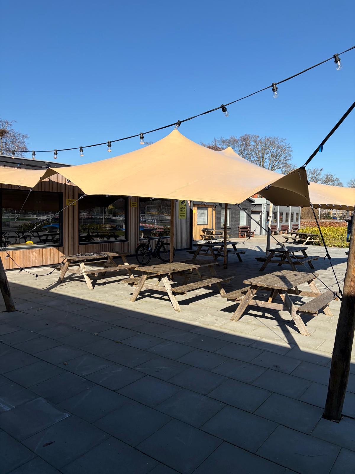 Goed nieuws: Onze vertrouwde schuilplek is terug! ☀️🌧️